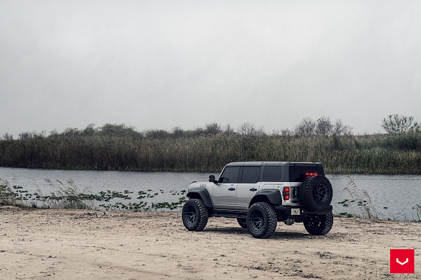 Фото дисков Vossen HFX-1 (6-Lug) Черный глянец на Ford Bronco