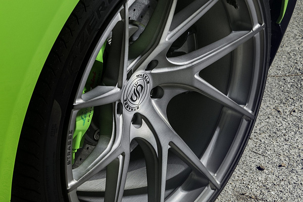 Фото дисков Strasse Wheels SM5RT Deep Concave Monoblock Сатиновый темный лак на Lamborghini Huracan