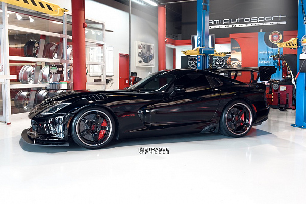 Фото дисков Strasse Wheels S5 Signature Черный глянец на Dodge Viper