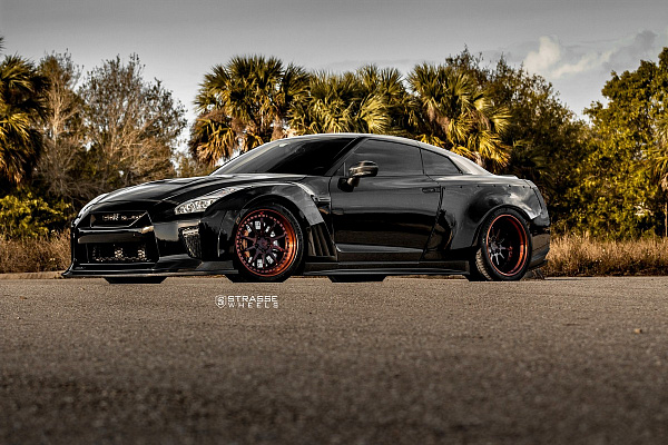 Фото дисков Strasse Wheels R10 Competition Другой цвет на Nissan GT-R