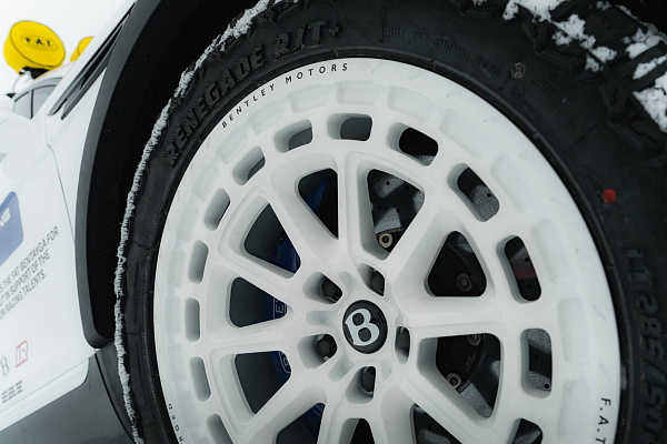 Фото дисков Brixton Forged BX03-M Белый сатин на Bentley Bentayga