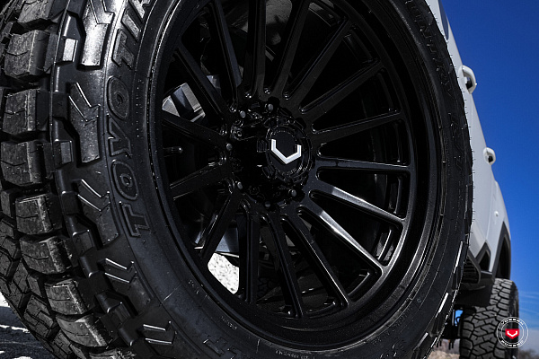 Фото дисков Vossen GNX-01 Черный глянец на GMC Sierra IV