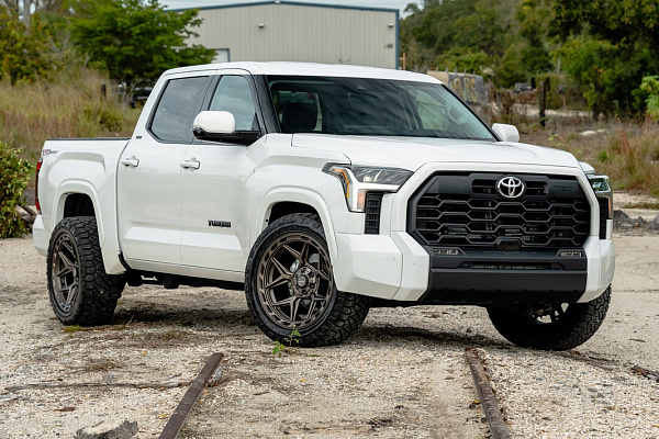 Фото дисков 4PLAY 4P55 Сатиновая бронза на Toyota Tundra III