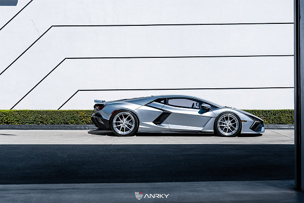 Фото дисков Anrky XR-301 Глянцевый лак на Lamborghini Revuelto