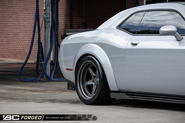 Фото дисков BC Forged LE05 // MLE05 Матовый графит на Dodge Challenger III
