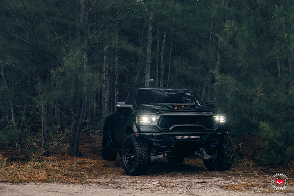 Фото дисков Vossen VFX-02T Черный глянец на Ram 1500 V