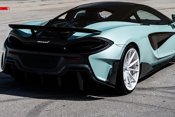 Фото дисков Anrky AN18 Белый глянец на McLaren 600