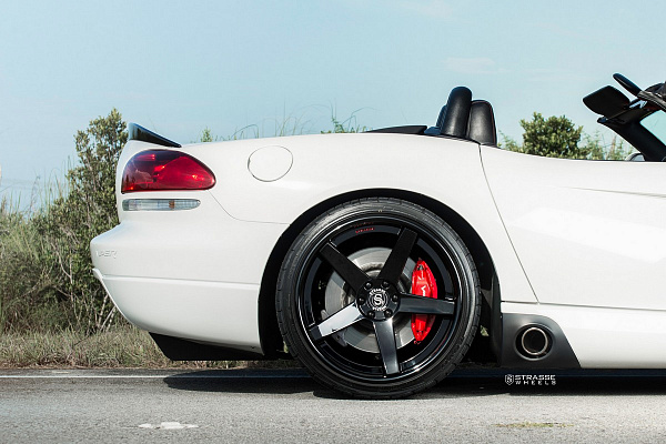 Фото дисков Strasse Wheels S5 Deep Concave Черный глянец на Dodge Viper