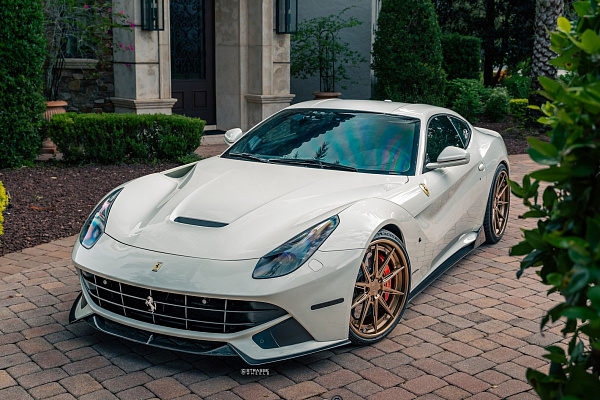 Фото дисков Strasse Wheels SV10-RS Deep Concave FS Сатиновая бронза на Ferrari F12
