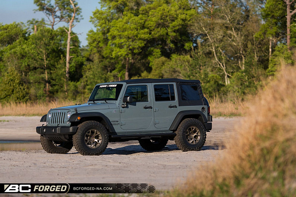 Фото дисков BC Forged RZ05 Сатиновая бронза на Jeep Wrangler III (JK)