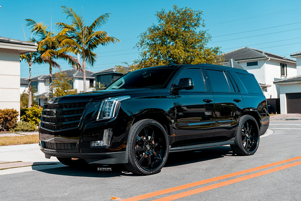 Фото дисков Strasse Wheels T8 Signature Черный глянец на Cadillac Escalade III