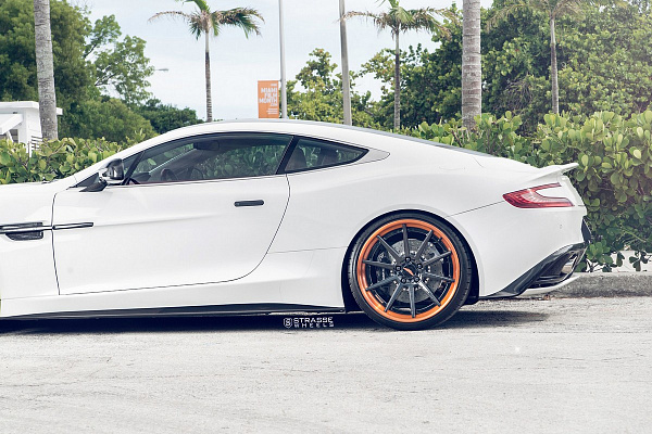 Фото дисков Strasse Wheels R10 Deep Concave FS Черный глянец на Aston Martin Vanquish 2