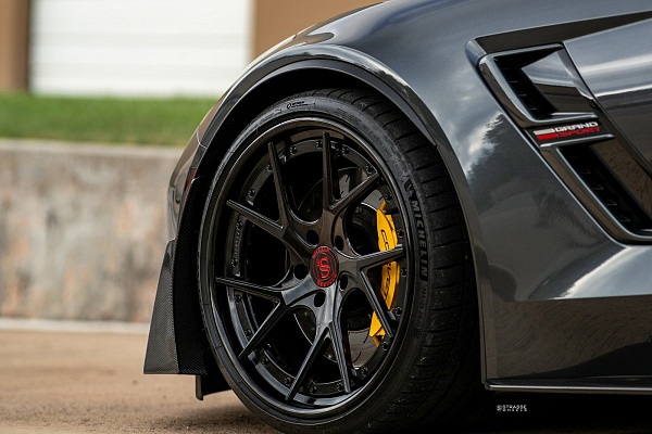Фото дисков Strasse Wheels SM5RT Deep Concave FS Черный глянец на Chevrolet Corvette C7