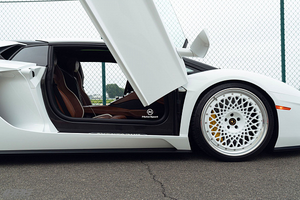 Фото дисков 1886 Wheels S009 Белый глянец на Lamborghini Aventador