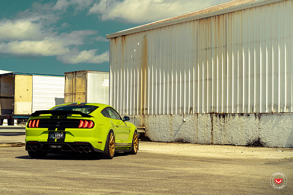 Фото дисков Vossen S21-01 Сатиновое золото на Ford Mustang VI