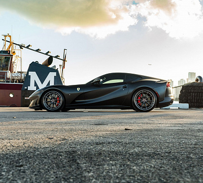 Фото дисков 1886 Wheels G010 на Ferrari 812