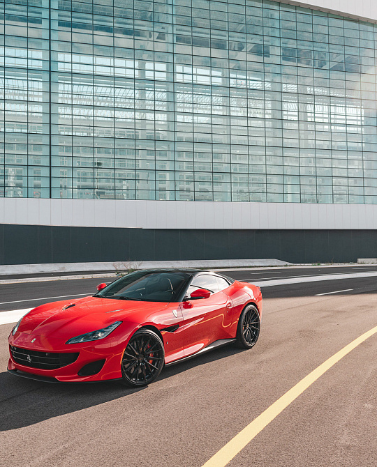 Фото дисков HF-4T Черный глянец на Ferrari Portofino