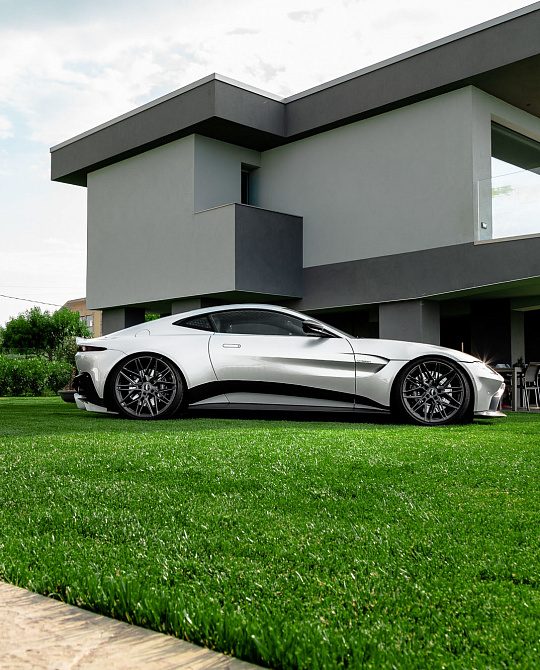 Фото дисков EVO-5 Глянцевый темный лак на Aston Martin Vantage 4