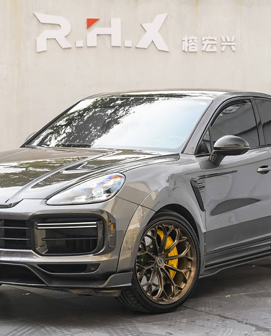 Фото дисков CM6-RS Глянцевый темный лак на Porsche Cayenne III