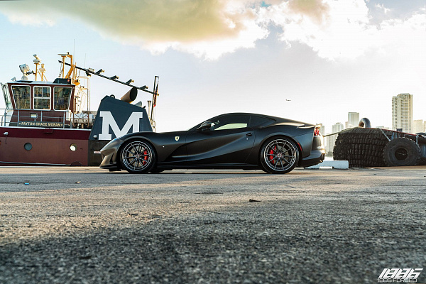 Фото дисков 1886 Wheels G010 Глянцевый темный лак на Ferrari 812