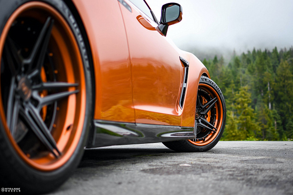 Фото дисков Strasse Wheels SV2T Deep Concave FS Черный глянец на Nissan GT-R
