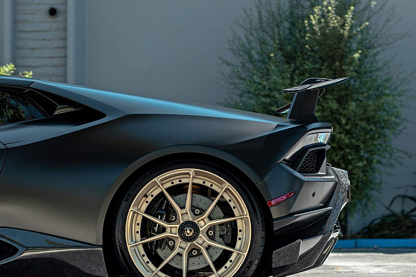 Фото дисков Anrky AN22 Сатиновая шампань на Lamborghini Huracan