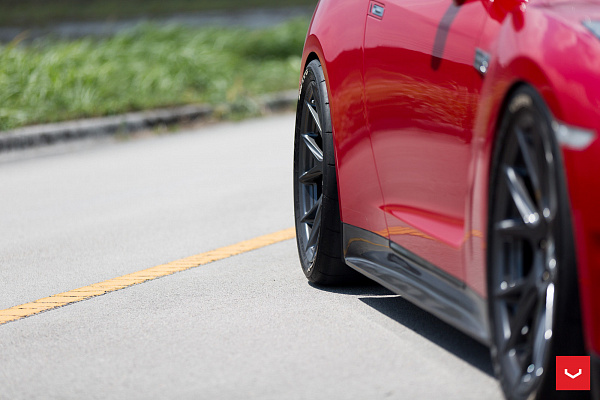 Фото дисков Vossen VFS-6 Глянцевый графит на Nissan GT-R