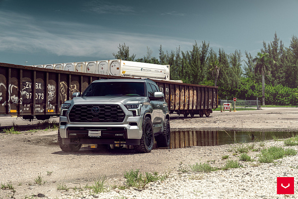 Фото дисков Vossen HF6-5 Черный глянец на Toyota Sequoia III