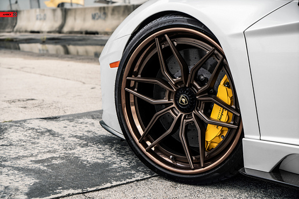 Фото дисков Anrky AN36 Сатиновая темная бронза на Lamborghini Aventador