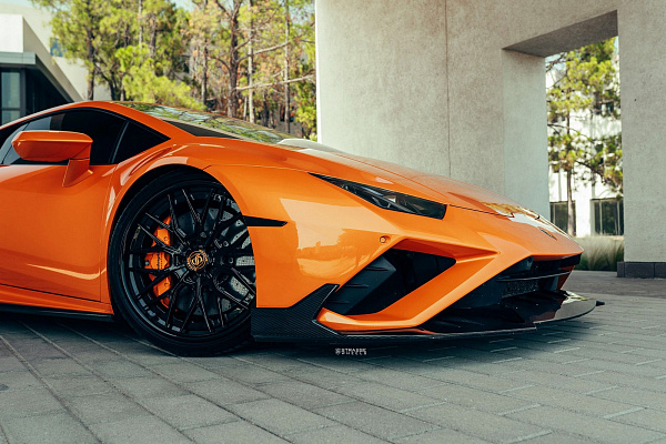 Фото дисков Strasse Wheels SV10M Deep Concave FS Черный глянец на Lamborghini Huracan