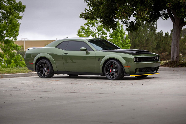 Фото дисков HRE C105 Черный сатин на Dodge Challenger III