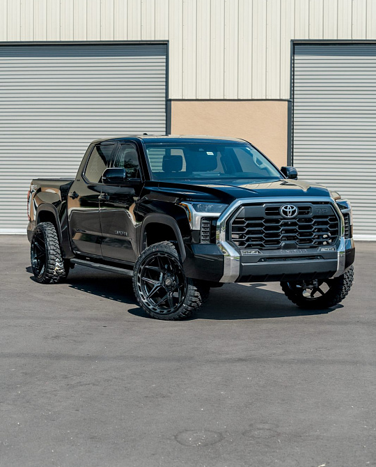 Фото дисков 4P55 Черный глянец на Toyota Tundra III