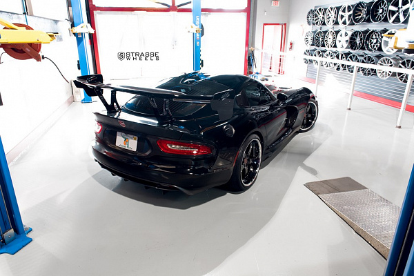 Фото дисков Strasse Wheels S5 Signature Черный глянец на Dodge Viper