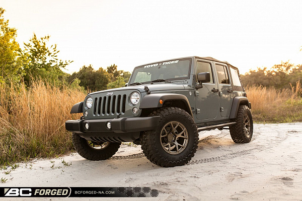 Фото дисков BC Forged RZ05 Сатиновая бронза на Jeep Wrangler III (JK)