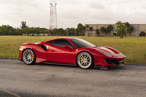 Фото дисков Strasse Wheels SV10 Deep Concave FS Глянцевый лак на Ferrari 488