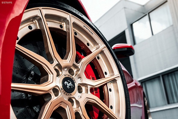 Фото дисков Strasse Wheels SV5 Deep Concave Duoblock Сатиновое золото на Ferrari 812