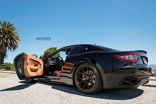 Фото дисков Strasse Wheels SM5R Deep Concave Monoblock Черный глянец на Maserati GranTurismo I
