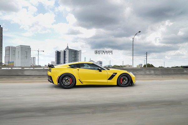 Фото дисков Strasse Wheels SM5R Deep Concave Monoblock Черный глянец на Chevrolet Corvette C7