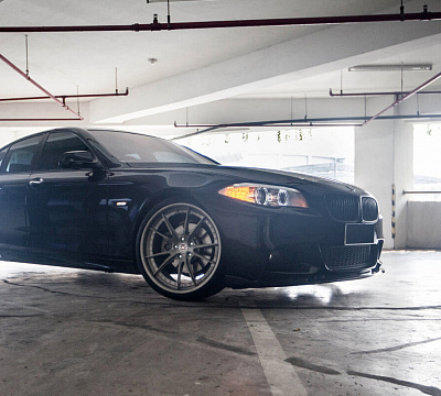 Фото дисков HRE S104 на BMW 5/M5 (F10)