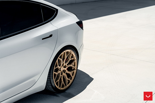 Фото дисков Vossen HF-2 Сатиновое золото на Tesla Model 3