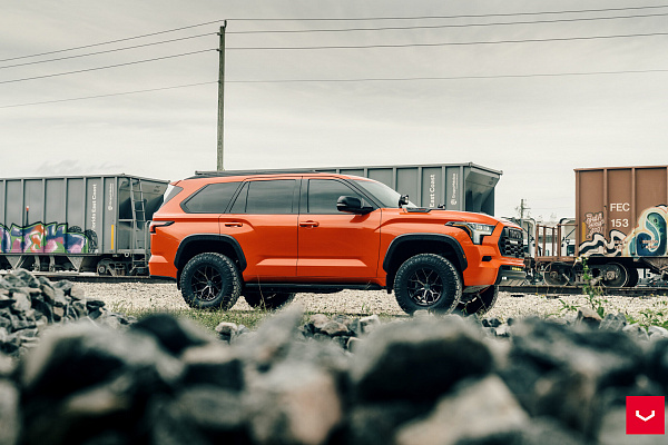 Фото дисков Vossen HF6-4 Глянцевый темный лак на Toyota Sequoia III