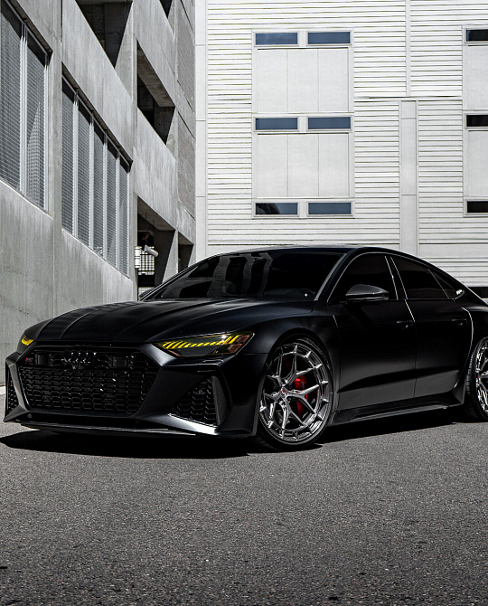 Фото дисков LC3-01 Глянцевый темный лак на Audi A/RS 7 (4K)
