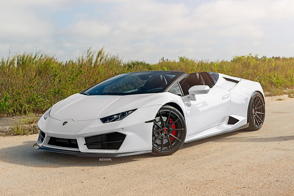 Фото дисков Strasse Wheels SV10 Deep Concave Duoblock Черный глянец на Lamborghini Huracan