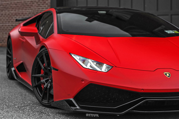 Фото дисков Strasse Wheels SV1 Deep Concave Monoblock Черный глянец на Lamborghini Huracan