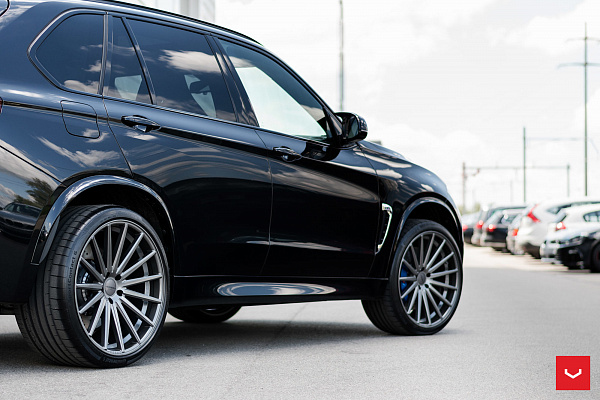 Фото дисков Vossen VFS-2 Глянцевый графит на BMW X5/X5 M (F15/F85)