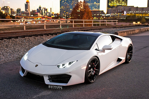 Фото дисков Strasse Wheels SV1 Deep Concave Monoblock Черный глянец на Lamborghini Huracan