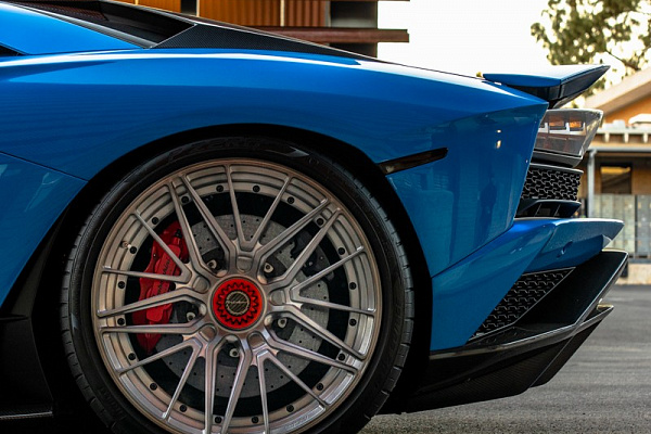 Фото дисков Brixton Forged VL4 Сатиновый темный лак на Lamborghini Aventador