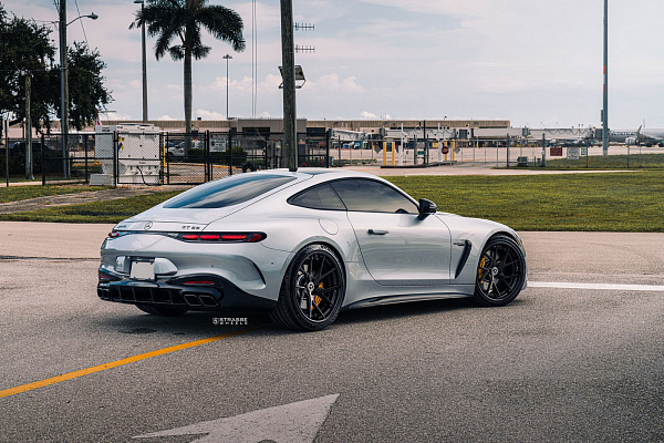 Фото дисков Strasse Wheels SM5RT Deep Concave FS Черный глянец на Mercedes-Benz AMG GT II
