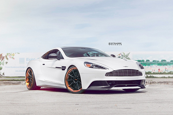 Фото дисков Strasse Wheels R10 Deep Concave FS Черный глянец на Aston Martin Vanquish 2