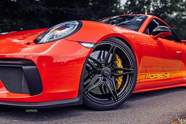 Фото дисков Strasse Wheels SV2 Deep Concave Monoblock Черный глянец на Porsche 911 VII